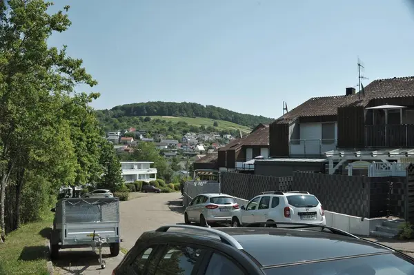 Çevredeki yemyeşil alanlar manzarayı güzelleştirirken, gevrek mavi gökyüzü biraz dinginlik katıyor. Her köşede gelenek, sadelik ve kırsal hayatın sessiz güzelliği hakkında hikayeler fısıldıyor. Titiz bir şekilde muhafaza edilmiş de olabilir.