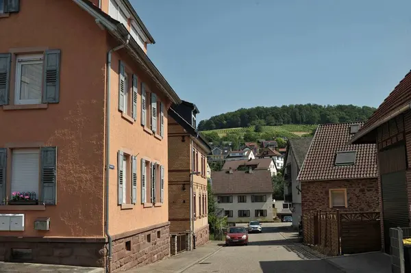 Çevredeki yemyeşil alanlar manzarayı güzelleştirirken, gevrek mavi gökyüzü biraz dinginlik katıyor. Her köşede gelenek, sadelik ve kırsal hayatın sessiz güzelliği hakkında hikayeler fısıldıyor. Titiz bir şekilde muhafaza edilmiş de olabilir.