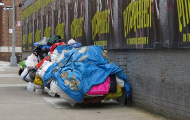New York şehrinin havadan görünüşü yukarıdan bir şehir manzarası. Binalar, yollar ve arabalar görünür. Bir binanın üzerinde 