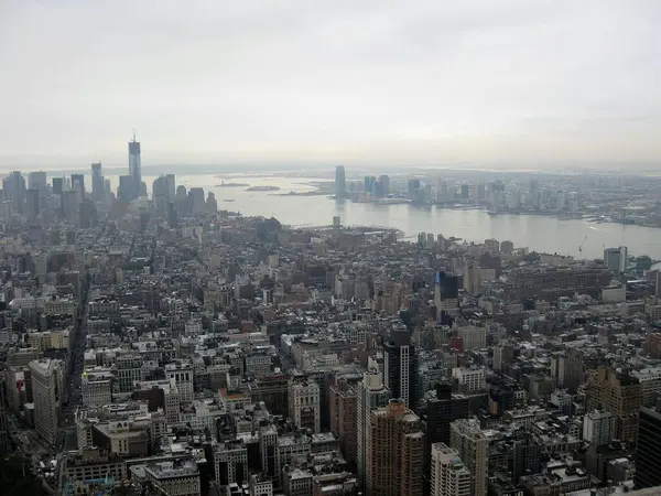 New York şehrinin havadan görünüşü yukarıdan bir şehir manzarası. Binalar, yollar ve arabalar görünür. Bir binanın üzerinde 