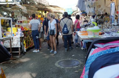 Tel Aviv İsrail, 20 Eylül 2018 Şehir Marketi A hareketli şehir pazarı insanlarla, tezgahlarla ve mallarla dolu. Günlük ticareti ve hayat dolu sokak yaşamını yakalar.. 