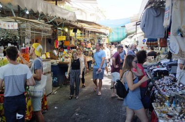 Tel Aviv İsrail, 20 Eylül 2018 Şehir Marketi A hareketli şehir pazarı insanlarla, tezgahlarla ve mallarla dolu. Günlük ticareti ve hayat dolu sokak yaşamını yakalar.. 