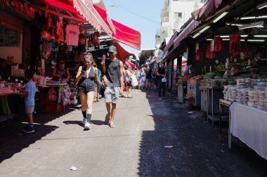 Tel Aviv İsrail, 20 Eylül 2018 Şehir Marketi A hareketli şehir pazarı insanlarla, tezgahlarla ve mallarla dolu. Günlük ticareti ve hayat dolu sokak yaşamını yakalar.. 