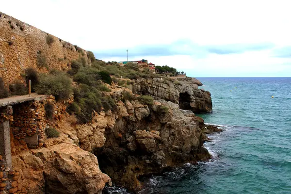 Deniz dalgalarıyla İspanya kıyılarının çarpıcı manzarası