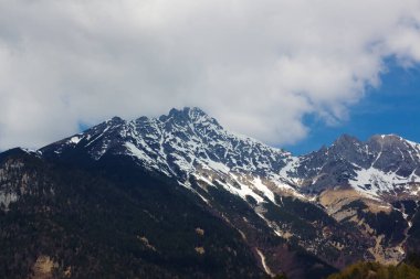 Çarpıcı Nordkette sıradağları, sivri uçlu, karla dokunulmuş zirveleriyle, Innsbruck şehrine görkemli bir zemin sağlar.