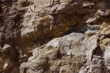Walleralm 'ın kayalık arazisinin bir bölümü çeşitli dokularını, toprak renklerini ve dağ arazisinin doğal sertliğini gözler önüne seriyor.