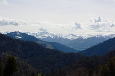 Resimli Walleralm, karla kaplı etkileyici dağ sıralarına giden yeşil vadilerle açılır. Yumuşak, parçalı bulutlu gökyüzünün altında Tyrol 'un doğal güzelliğini gözler önüne serer.
