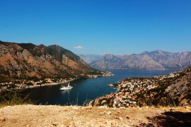 Karadağ 'ın Kotor Körfezi' nin nefes kesici manzarası, büyüleyici sahil kasabaları ve zarif bir yelkenliyle benekli derin mavi suları kucaklayan görkemli dağları gözler önüne seriyor.