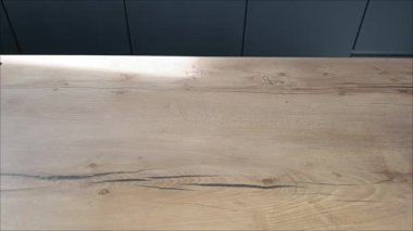 Doğal ahşap işçiliği: altın saat ışığı altında sakin bir çalışma alanında büyüleyici bir tasarım yolculuğu