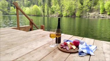 Sakin bir göl kenarı kaçışında içkiler ve lezzetli bir tabakla güzel bir piknik yapılır. Yoğun yeşilliklerle çevrili bu ortam rahatlamaya ve eğlenmeye davetiye çıkarıyor..