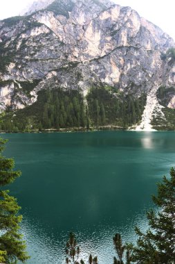 Dolomitlerin içine yerleşmiş olan Braies Gölü zümrüt suları ve çarpıcı dağ zeminiyle büyülenir. Yürüyüş ve kayıkla tanınan bu yer, doğanın güzelliklerine huzurlu bir kaçış sunuyor.