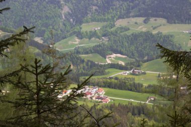 Avusturya, Kufstein 'in dingin güzelliğini keşfedin, aşağıda canlı yeşil vadiler uzanır, resim gibi köylerle süslenir ve sakin bir günde yükselen dağlarla süslenir..