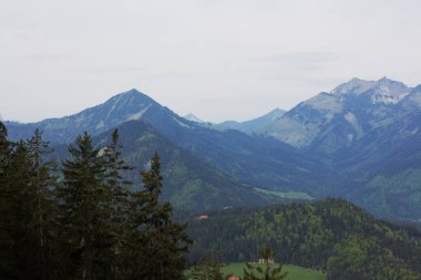Yeşil ormanlarla çevrili yüksek tepeler Avusturya 'nın Kufstein şehrinde nefes kesici bir manzara yaratarak doğal güzelliklere ve doğa keşiflerine huzurlu bir kaçış sunuyor..