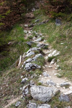 Dolambaçlı yollar Kufstein, Tyrol 'a çıkar, yemyeşil yolların ortasında kayalık yollar sergilerler. Yürüyüşçülerin kendilerini doğal sakinliğe daldırdıkları ve vahşi doğayı keşfettikleri yerde..
