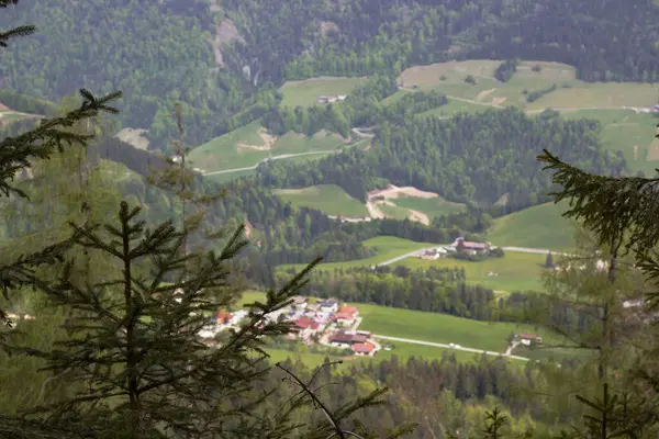 Avusturya, Kufstein 'in dingin güzelliğini keşfedin, aşağıda canlı yeşil vadiler uzanır, resim gibi köylerle süslenir ve sakin bir günde yükselen dağlarla süslenir..