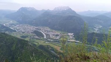 Güneşin dingin manzarayı altın renklerle yıkadığı görkemli Alpler ve vadilerin nefes kesici manzaraları, dağların arasında yuva yapmış sakin bir kasabayı gözler önüne seriyor..