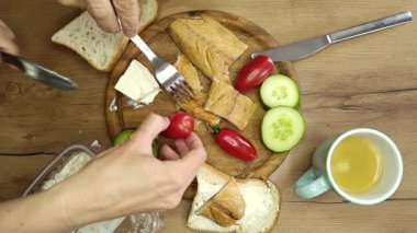 Taze kesilmiş sebzeler, sıcak ekmek ve zengin lezzetlerle ağız sulandırıcı bir kahvaltı deneyiminin tadını çıkarın. Hepsi her sabah için mükemmel, davetkar bir atmosferde servis ediliyor..