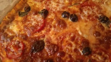 Ağız sulandıran bir pizza fırından yeni çıkmıştır. Domates, zeytin ve otlar gibi canlı malzemeler çıtır çıtır bir kabuğun üzerinde sergilenmektedir. Arkadaşlarla ve aileyle paylaşmak için mükemmel..