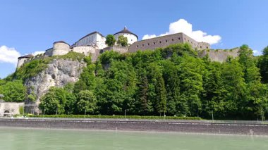 Güneşli bir günde Avusturya 'nın başkenti Tyrol' un büyüleyici Kufstein Kalesi 'nin panoramik manzarası ve panoramik manzarası ile bir tepenin tepesine tünediğini keşfedin..