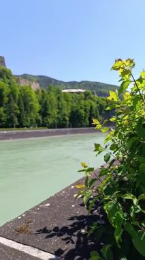 Kufstein doğal çekiciliğini sergiliyor. Yeşillik ve tarihi kale tarafından çerçevelenmiş, Tyrol 'un kalbindeki keşif ve sükuneti davet ediyor..