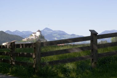 Avusturya 'nın Tyrol kentindeki Kufstein kalesini keşfedin. Berrak bir günde, göz kamaştırıcı bir dağ manzarası içinde, yemyeşil manzarayla çevrelenmiş.