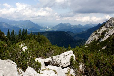 Avusturya 'nın Tyrol vadilerinin üzerinde nefes kesen bir dağ manzarası gözler önüne seriliyor. Yuvarlanan tepeler kayalık çıkıntılarla buluşurken yemyeşil ağaçlar kayalık araziyi birbirine katıyor. Gökyüzü saf doğayı vurgulayan bir bulut karışımı sergiliyor..