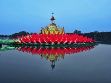 Lotus, Asya 'da dini ibadetin sembolüdür. Bu tapınak, Buda heykelini anmak için nilüfer şeklinde yapıldı..