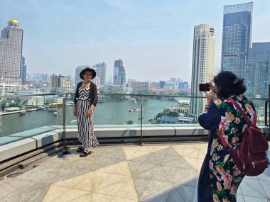 İki emekli, güneşli bir günde Bangkok 'ta birbirlerinin fotoğraflarını çektiler.