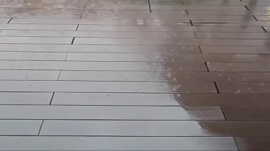Tahta zemine düşen yağmurun sesi...