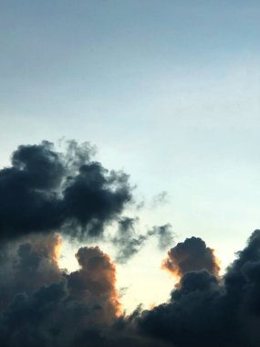 Sunset Dramatik Bulutlar ve Mavi Gökteki Altın Işık