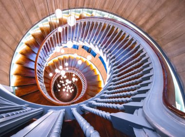 Merkezi Londra 'da Heal' in mobilya dükkanına dev ampuller asarak güzel spiral merdivenlerden aşağı bakıyorum.. 
