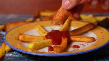 Patates kızartmasının üzerine ketçap döken el. Yüksek kalite 4k görüntü