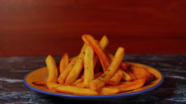 Patates kızartması ve güzel otlar serpiştirilmiş. Yüksek kalite 4k görüntü