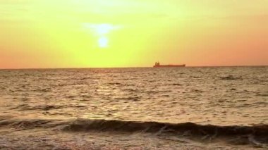 Gün batımında Santa Marta açıklarında Karayip Denizi 'nde bir yolcu gemisinin görüntüsü. Yüksek kalite 4k görüntü