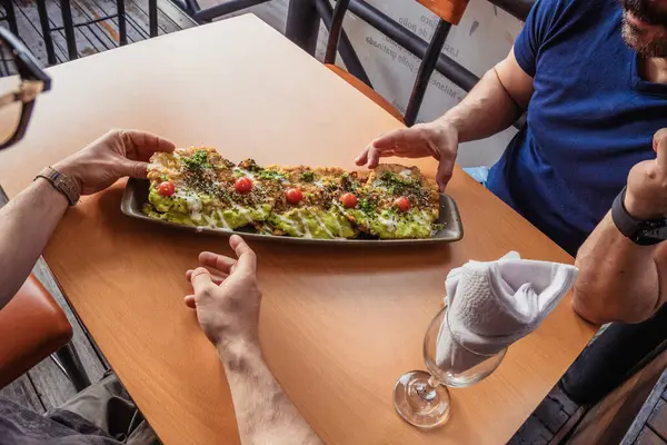  Latin gastronomi konsepti için tipik bir Kolombiya restoranında salsa ve guacamole yiyen iki Latin arkadaş. Yüksek kalite fotoğraf