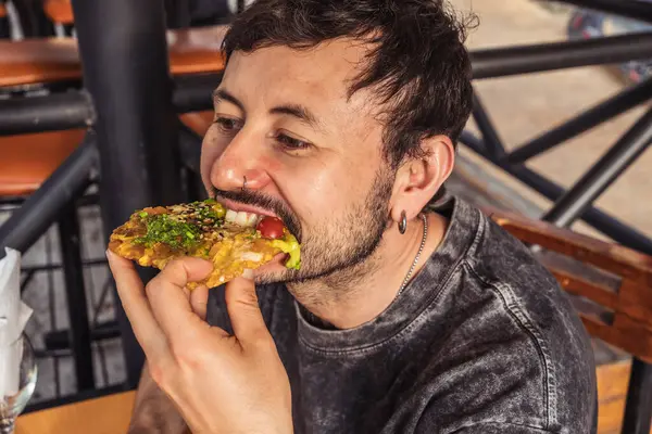 Patatesli aperatifleri olan Latin bir adam, Latin gastronomi konsepti için tipik salsa ve guacamole soslu Kolombiya restoranı. Yüksek kalite fotoğraf