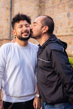 Olgun kel erkek çift ve genç kıvırcık saçlı eşcinsel inek gün batımında aşklarını gösteriyorlar aşk, çeşitlilik, gurur, özgürlük ve mutluluk kavramı için. Yüksek kalite fotoğraf