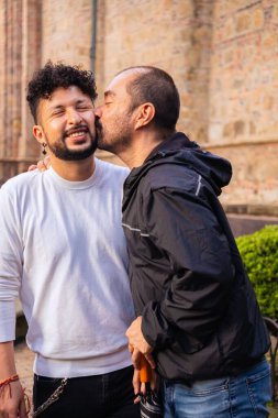 Olgun kel erkek çift ve genç kıvırcık saçlı eşcinsel inek gün batımında aşklarını gösteriyorlar aşk, çeşitlilik, gurur, özgürlük ve mutluluk kavramı için. Yüksek kalite fotoğraf