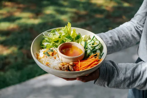 Taze malzemeli hafif ve sağlıklı ev yapımı salata, sirke serpiştirilmiş, esintili bir sabahta dinlendirici bir arka bahçede keyif alınan...