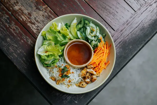 Taze malzemeli hafif ve sağlıklı ev yapımı salata, sirke serpiştirilmiş, esintili bir sabahta dinlendirici bir arka bahçede keyif alınan...