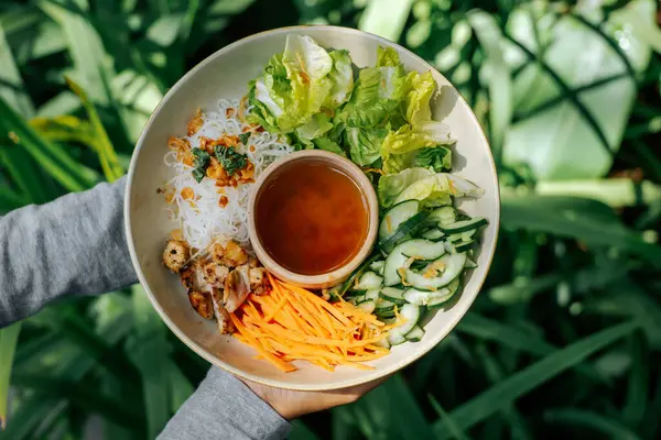 Taze malzemeli hafif ve sağlıklı ev yapımı salata, sirke serpiştirilmiş, esintili bir sabahta dinlendirici bir arka bahçede keyif alınan...
