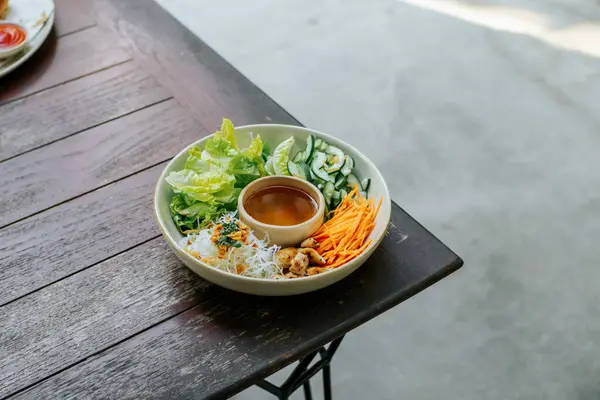 Taze sebzeli ev yapımı salata, pirinç eriştesi ve sirke sosu, ferahlatıcı bir arka bahçede servis edilen açık hava.