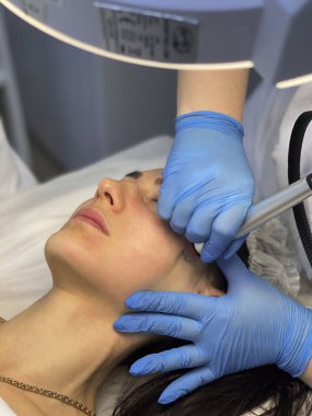 Yüz bakımı. Kozmetik Güzellik Kliniğinde Yüze Hidro Mikrocilt Bakımı Yaptıran Kadın. Hidra Elektrik süpürgesi temizleyicisi. Deri dökülmesi, gençleştirme ve susuzluk. Kozmetoloji. - Evet. Yüksek kalite fotoğraf