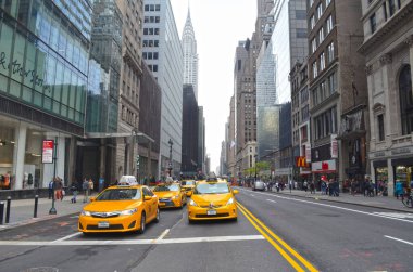 New York 'taki sarı taksilerin ikonik görüntüsü hareketli sokakların enerjisini yakalıyor. Kentsel yaşamın, ulaşımın ve NYC 'nin hızlı ritminin mükemmel bir temsili..