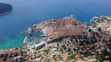 Hırvatistan 'ın Dubrovnik kentine ait 4K' lık insansız hava aracı görüntüleri, güçlendirilmiş eski kenti, pitoresk kıyı şeridi ve Adriyatik 'in nefes kesici manzaralarıyla sersemletiyor. Seyahat, turizm ve belgesel projeleri için mükemmel..