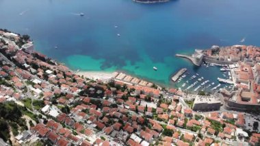 Dubrovniks 'in Kıyısı ve Eski Şehrin Çarpıcı İnsansız Hava Aracı Videosu