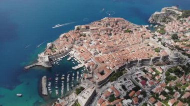 Dubrovniks Tarihi Kasabasının Hava Görüntüleri. Hırvatistan 'ın Dubrovnik kentinin nefes kesici hava görüntüleri, ortaçağ duvarları, terasotta çatıları ve çarpıcı Adriyatik kıyı şeridini gözler önüne seriyor. 