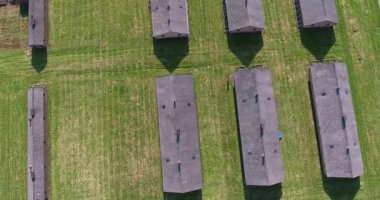 Auschwitz-Birkenau 'nun dokunaklı hava videosu, eski toplama kampının ve kışlasının ölçeğini yakalıyor. Belgeseller, araştırmalar ve eğitim içeriği için tarihi bir perspektif.