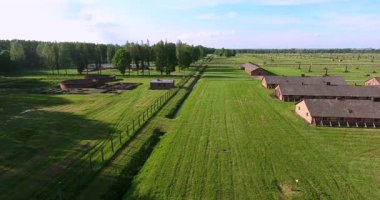 Auschwitz 'in soğuk hava insansız hava aracı görüntüleri kışlaya kuşbakışı bir bakış ve tarihin en karanlık yerlerinden birinin tarihi kalıntılarını sunuyor. Eğitim filmleri, tarih projeleri ve hatırlama içeriği için ideal.