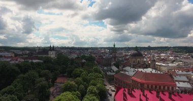 Lviv, Ukrayna 'nın güzel hava görüntüleri. Resimli eski kasabası, barok kiliseleri ve hareketli caddeleri var. Bu sinematik video Ukrayna 'nın en tarihi ve kültürel şehirlerinden birinin özünü yansıtıyor.